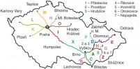 Oblast sběru izolátů Blumeria graminis f. sp. hordei (Bgh) v České republice se shoduje s oblastmi pěstování ječmene a je rozdělená na menší segmenty označené písmenem a barvou. Místa sběru odpovídají dálniční síti ČR, protože past na spory, která využívá cyklonového efektu (podobně jako bezsáčkové vysavače) k oddělení spor ze vzduchu, je nesená automobilem a pro správnou funkci vyžaduje stabilní rychlost. Orig. E. Malečková