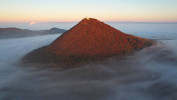 Kužel hory Milešovky s observatoří na vrcholu, obklopený mlhou v nížině. Foto F. Jahoda (www.jahyron.cz)