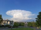 Vertikálně mohutná konvekce podpořená uvolňováním latentního tepla do výstupného proudu oblaku druhu cumulonimbus způsobuje konvektivní bouři, která se projevuje mimo jiné nárazovitým větrem, vyvolaným roztékáním studeného vzduchu ze sestupného proudu oblaku podél zemského povrchu. Foto M. Müller