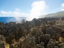 Blowholes, jedna z turistických atrakcí ostrova. Voda hnaná příbojovým  tlakem v podzemních tunelech tryská na jejich konci až do výšky 20–30 m. Foto S. Bílý