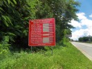 Nejběžnější dopravní značky na Vánočním ostrově informují  o uzavřených úsecích v době tahu krabů. Foto S. Bílý