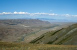 Údolí řeky Talbura na kraji Čujské stepi, jejíž západní okraj vidíme v pravé horní části snímku. Step představuje chladnou a suchou mezihorskou kotlinu v nadmořské výšce okolo 2 100 m na jihu ruské oblasti Altaje u hranic s Mongolskem. V pravé dolní části fotografie jsou vidět řídké modřínové lesíky na severních svazích, kde nachází zrnovka sprašová (P. loessica) útočiště v této pro suchozemské plže klimaticky velmi drsné končině. Foto M. Horsák