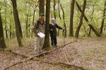 S botaničkou Deniseé Blažkovou po 50 letech opět na místě činu (září 2008). Dohledávání ploch z její diplomové práce v Karlickém údolí. Foto T. Tichý