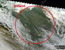 Satelitní snímek prachové bouře z jižního Islandu směrem na Faerské ostrovy. Prachové bouře se ukazují jasnějšími barvami nad tmavým oceánem. Tato bouře proběhla 9. ledna 2021 a viditelná je její asi 300 km dlouhá část. Na jižní půlce Islandu se zimní prachové bouře vyskytují často. Zdroj: NASA