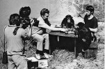 Experimenty s lidoopy také odhalily  jejich vysokou schopnost abstrakce a kognice včetně řešení složitých  problémových úloh. Lidoopi rovněž  projevili dovednost používat  znakové systémy (modifikovanou  znakovou řeč hluchoněmých,  obrázkové systémy). Na fotografii  Zdeněk Veselovský (vlevo, snímek z let 1969–70) a Miroslav Klimt se šimpanzi Danem a Anny v pražské zoo. Z archivu Zoologické zahrady hlavního města Prahy