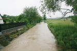 Miletínský potok u obce  Štěpánovice (10 km západně od Třeboně) s upraveným korytem při povodňové události v červnu 2013. Uprave­né přírodní koryto při normálním stavu vody. Foto D. Pithart 