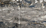 Úlomky dřevěného uhlí se vyskytují jak v klastických sedimentech, tak v uhelných slojích (na obr.). Vrstvička tvořená úlomky dřevěného uhlí o mocnosti necelé 2 cm (vyznačená šipkami) obklopená černouhelnou hmotou vzniklou prouhelněním rašeliny. Karbon, střední lubenská sloj  (před asi 312 miliony let), Důl Kladno. Foto S. Opluštil