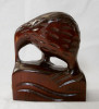 Maorská soška kiviho. ebay.com/itm/UPOKO-Kiwi-bird-Arawa-Maori-Matai-Wood-Carving-vintage, převzato v souladu s podmínkami použití