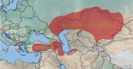 Mapa celkového současného  rozšíření okáče Proterebia afra (červeně).  Modré elipsy – geneticky rozlišené  populace. Zelené šipky – pravděpodobné historické šíření druhu z původního  areálu, s počátkem šíření v pozdních  třetihorách. V severní části areálu  (Rusko, Kazachstán) druh přežívá už několik glaciálních cyklů.  Přerušované modré čáry – hlavní  geografické bariéry mezi populacemi. Orig. A. Bartoňová