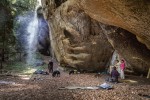 Převis Velký Mamuťák v Českém ráji v okamžiku archeologického výzkumu. Foto P. Pokorný