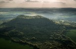 Pravěké hradiště na západočeské stolové hoře Vladař leží v krajině, která nepatří mezi nejvýhodnější, co se podmínek pro zemědělskou činnost týče.  Přesto tu ve střední době bronzové došlo ke kolonizaci. Vrchol pravěkého osídlení se překrývá s průběhem celé doby železné. Na přelomu starého a nového leto­počtu v souvislosti s kolapsem laténské civilizace byla kulturní krajina náhle opuštěna. V průběhu prvního tisíciletí křesťanského letopočtu sledujeme návrat lesa, jehož složení se postupně přiblížilo klimaxovým poměrům. Nová kolonizační vlna dorazila na prahu vrcholného středo­věku. Vladař a jeho okolí je příkladem dynamicky se vyvíjející krajiny a „laboratoří“, v níž můžeme testovat vztahy mezi přírodními a kulturními vlivy  na biodiverzitu. Právě taková byla jedna z hlavních motivací rozsáhlého environmentálně archeologického výzkumu,  který zde před nedávným časem proběhl. Foto P. Pokorný