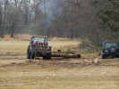 Při likvidaci polámaných stromů probíhal odvoz vytěženého dřeva přes bezkolencovou louku. Foto A. Nováková