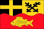  6	Vlajka obce Křižanovice, okres Chrudim, udělená r. 2006. Zvlněný červený pruh se žlutým kaprem barevně představuje místní vodní nádrž.