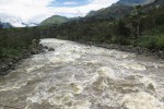 Řeka Baliem představuje hlavní vodní tepnu celého údolí v okolí města Wamena. Místy má tok množství peřejí. V povodí této řeky žije rak horský  (Cherax monticola).  Vlévá se do ní i řeka Yumugima,  jejíž tok je většinou podzemní. Foto J. Patoky a M. Bláhy