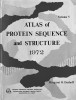 Ukázka databází v knižní formě, jak byly distribuovány v předinternetové době. První proteinová databáze od Margarety O. Dayhoffové vyšla v r. 1965 (na obr. vydání z r. 1972). Foto G. Barton (https://X.com/gjbarton)