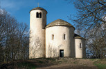 Rotunda sv. Jiří a sv. Vojtěcha na vrcholu Řípu. Foto F. Tomek