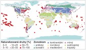 Mapa světa se znázorněním míry zasažení rostlinnými invazemi. Pro každý region obsažený v databázi GloNAF (Global Naturalized Alien Flora) je velikostí symbolu vyjádřeno, jak velký podíl na celkové rostlinné bohatosti mají druhy, které tam byly zavlečeny a úspěšně  zdomácněly. Barevně jsou odlišeny  hlavní biogeografické oblasti – zonobiomy. Upraveno podle: P. Pyšek a kol. (2017)