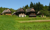 Ukázku původní architektury i způsobů hospodaření může návštěvník poznávat ve Valašské dědině, která je součástí Valašského muzea v přírodě. Rožnov pod Radhoštěm. Foto F. Jaskula