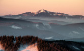 Nejvyšším vrcholem karpatských pohoří u nás je Lysá hora s výškou 1 324 m n. m. I když je jedním z turisticky nejnavštěvovanějších míst v Beskydech s několika stavbami na vrcholu (včetně vysílače), uchovala si jedinečné přírodní hodnoty chráněné v národní přírodní rezervaci Mazák, přírodní rezervaci Lysá hora a PR Malenovický kotel. Foto F. Jaskula