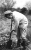Jan Květ odebírá půdní vzorky  na Mokrých lukách u Třeboně (1978). Foto Š. Husák