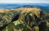 Reliéf východních Krkonoš je úžasnou mozaikou tvarů. Návětrná údolí, závětří, lavinové terény, vrcholové planiny náhorní plošiny. Taková je příroda krkonošské arktoalpínské tundry. Foto J. Štursa