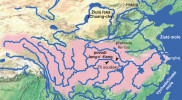 Veslonos čínský byl rozšířen v celém povodí řeky Jang-c`-ťiang (vyznačeno béžovou barvou), tedy nejen přímo v toku, ale také ve velkých jezerech na středním a dolním úseku. Velcí jedinci však byli nalézáni i v dolních tocích řek sousedících s povodím Jang-c`-ťiangu. V historických dobách byl zřejmě rozšířen daleko více. Orig. R. Bošková, upraveno podle: H. Zhang a kol. (2020)
