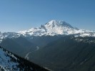 Další významná sopka ve státě Washington pojmenovaná v r. 1792 vedoucím expedice na americký severozápad Georgem Vancouverem:  Mt. Rainier (4 300 m n. m.). Foto K. Prach