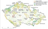 Mapa České republiky s vyznačením existujících CHKO a území navrhovaných pro doplnění soustavy. Zeleně  plochy s přirozenými biotopy  (podle mapování biotopů zajišťovaného  AOPK ČR). Upraveno podle: Agentura ochrany přírody a krajiny ČR (2015)