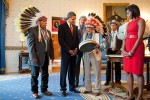 Práva menšin. Setkání Baracka Obamy a náčelníka kmene Crow, Joe Medicine Crowa, který byl oceněn nejvyšším civilním vyznamenáním udělovaným ve Spojených státech amerických – Prezidentskou medailí svobody. Foto P. Souza, převzato z Wikimedia Commons v souladu s podmínkami použití 