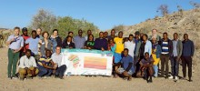 Česká geologická služba se podílí  na vzdělávacím projektu PanAfGeo.  Na snímku účastníci školení v Namibii  v r. 2018. Etusis Lodge, povodí řeky  Swakop, kde probíhala terénní část mapovacího kurzu. Foto V. Žáček