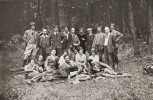 Exkurze pražských a brněnských  zoologů do Lednice 28. května 1921.  Stojící zleva: Jaroslav Karásek, Jan Zavřel (Masarykova univerzita), Vladimír Teyrov­ský (MU), Stanislav Woznica (gymnázium Trutnov), Jaroslav Štorkán (Univerzita Karlova), Jaromír Šámal (České vysoké učení technické Praha), Bedřich Karták (gymnázium Mladá Boleslav), Alois Mrázek (UK), Emil Sekera (Vysoká škola zvěrolékařská Brno), Štěpán Soudek (Vysoká škola zemědělská Brno). Před nimi zleva: A. Lohmer (český učitelský ústav Žatec),  Oldřich Hykeš (VŠ zvěrolékařská Brno), Josef Teplý (gymnázium Dolní Kubín), Marie Khomová (v zákrytu, dívčí gymnázium Krásnohorská, Praha), Hynek  Macháček, Marie Jirešová (Národní mu­zeum), Julie Mrázková (choť A. Mrázka).  Vleže vpředu: Jindřich Valšík (dětská nemocnice Praha) a Jan Švábeník.  Foto: Vývoj české přírodovědy, Přírodovědecký klub (L. Viniklář, ed., Praha 1931)