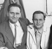 Imunogenetik Milan Hašek (1925 až 1984, vlevo) s Janem Svobodou (1934–2017), objevitelem virogenie, který představoval kontinuitu špičkového výzkumu v době normalizace v Ústavu molekulární genetiky ČSAV. Foto MÚA, A AV ČR, fond Milan Hašek, kart. 6, i. č. 119.