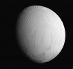 Saturnův měsíc Enceladus má navzdory své malé velikosti – s průměrem podobným šířce České republiky – pod ledovou slupkou oceán kapalné vody, a to díky slapovému ohřevu. Mohl by podobný mechanismus vést i k povrchové obyvatelnosti planet? NASA / Jet Propulsion Laboratory (JPL), v souladu s podmínkami použití 