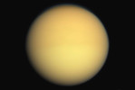 Další měsíc Saturnu, Titan, je jediným měsícem v naší soustavě s nezanedbatelnou atmosférou. Ačkoli Titan sám je nesmírně chladný (což nenahrává úvahám o exotickém životě v jeho uhlovodíkových mořích), nasvědčuje to možné obyvatelnosti exoměsíců. Zdroj: NASA / JPL / Space Science Institute. Převzato z Wikimedia Commons, v souladu s podmínkami použití 