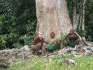 Se stopaři z etnika BaAka při prvním terénním výzkumu goril nížinných v r. 2010. Foto z archivu B. Pafčo