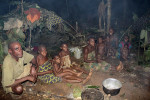 Lidé z kmene BaAka stále žijí tradičním lovecko-sběračským způsobem. Dzanga-Sangha. Foto K. Shutt