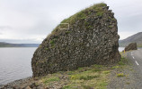 Islandská lokalita, na které byla v srpnu 2021 nalezena zrnovka alpská. Na západních fjordech nedaleko městečka Patreksfjörður je nutné vyšplhat na samý vrchol čedičového bloku. Místo s hojným výskytem druhu vyznačena bíle. Foto M. Horsák a V. Horsáková