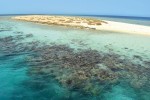 Jeden z několika písečných ostrovů souostroví Qulaan v mořské části parku s lemovým korálovým útesem. Foto J. Valenta