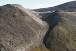Tmavé břidlice buenského souvrství na Sirius Passet v severním Grónsku. Fotografii laskavě poskytl D. A. T. Harper.