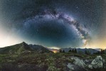 Tyrolské hvězdy. Panorama hvězdné oblohy ze Severního Tyrolska zachycené na vrcholu hory Zollberg. Kromě Mléčné dráhy je po stranách fotografie vidět  světelné znečištění a nad vrcholy hor také světelné záření atmosféry (airglow). Panorama se skládá téměř ze sta snímků. Foto D. Herel  (3. místo, Vědecká fotografie)