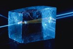 Laserový chameleon. Fluorescence 445nm laseru v krystalu dvojlomného kalcitu. Foto J. Pavelka, Ústav přístrojové techniky. Cena Akademické rady