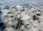 Ledové shluky sehnané větrem spolu s několika ledovými vousy. Máchovo jezero (2018–19. Foto R. Mikuláš