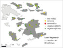 Výskyt lesního specialisty jaterníku podléšky (Hepatica nobilis) ve fytocenologických snímcích v letech 2007 a 2019, sběrech semen a semenáčcích vzešlých ve skleníku.  Jaterník podléška v některých menších lesních fragmentech zcela chybí. Orig J. Hofmeister