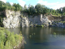 Ve vytěžených kamenolomech ve Štěnovicích u Plzně vznikla skupina jezírek s čistou vodou. Foto I. Přikryl