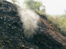 Únik jedovatých plynů (především oxidu siřičitého) na vrcholu haldy  Ema – průvodní jev oxidace pyritu uvnitř odvalu. Foto J. Hodeček