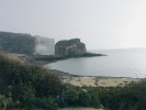 Přísně chráněný skalní útes Fungus Rock (Houbová skála) u západního pobřeží ostrova Gozo je nalezištěm proslulé „maltské houby“ – parazitické rostliny cynomoria podivného (též hlivenec rudý, Cynomorium coccineum). Foto J. Čeřovská