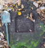 Kamenná patka se čtvercovým otvorem (30 × 30 cm) nalezená při terénním průzkumu v blízkosti zaniklé samoty Růžová v bývalé oboře Lukov. Foto P. Dujka
