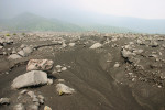 Uloženiny současných laharů – toků bahna a kamení – na úpatí vulkánu Sakurajima. Foto V. Rapprich