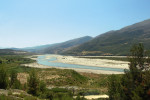 Přirozené koryto albánské řeky Vjosa (neboli Aoos). Jde o poslední  velkou neregulovanou řeku v Evropě.  I se svými přítoky je domovem minimálně dvou druhů parem. Foto Z. Musilová