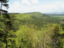 Pohled z Rohu na sever, kde kuestu Hřebečského hřbetu protíná tunelem Hřebeč komunikace R35. Foto O. Hrubý
